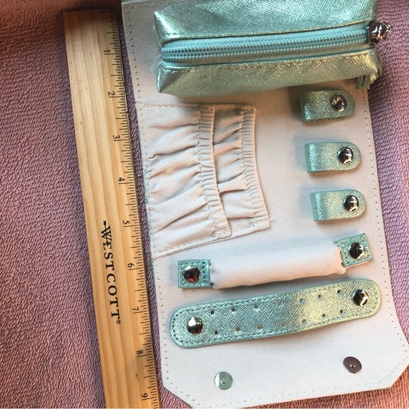 💚💚 Shimmering Mint Green Jewelry Roll 💚💚 - Picture 4 of 13